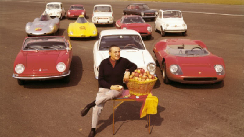 Carlo Abarth vor seinen Autos